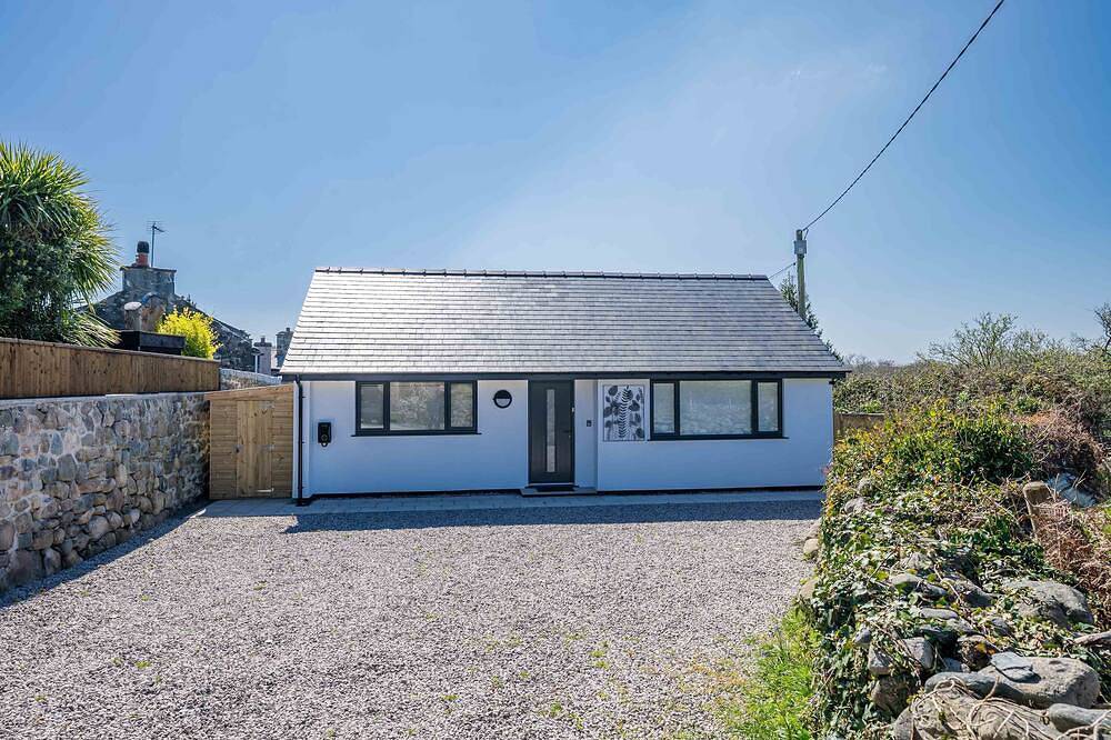 Beautifully Renovated Two Bedroom Bungalow Near the Beach | Y-Berllan in Dyffryn Ardudwy, Snowdonia