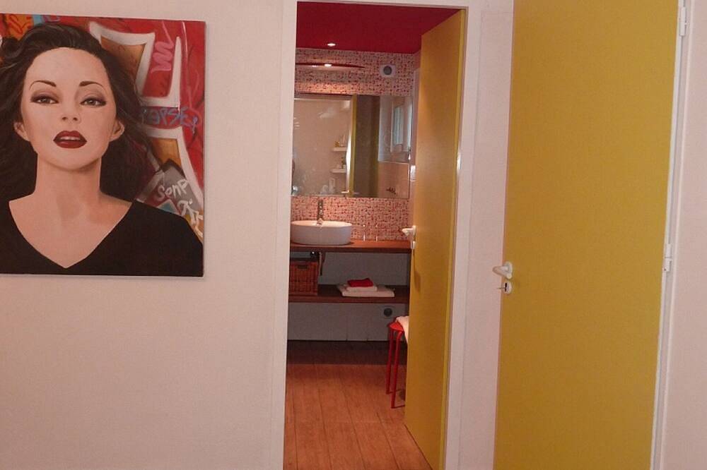 Beautiful and comfortable Suite on the ground floor in property, pool and spa in Le Castellet, Toulon region