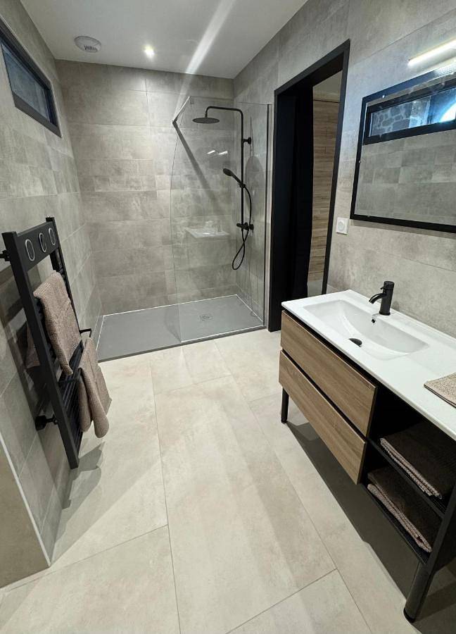 Location de vacances pour 8 personnes, avec jacuzzi ainsi que terrasse et piscine à Polminhac - 2