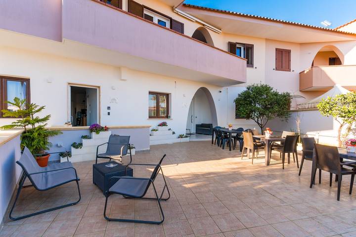 Entire apartment, Luxury 12 - Room 'Sophia' with Shared Terrace, Wi-Fi and Air Conditioning in Tuglie, Gulf of Taranto