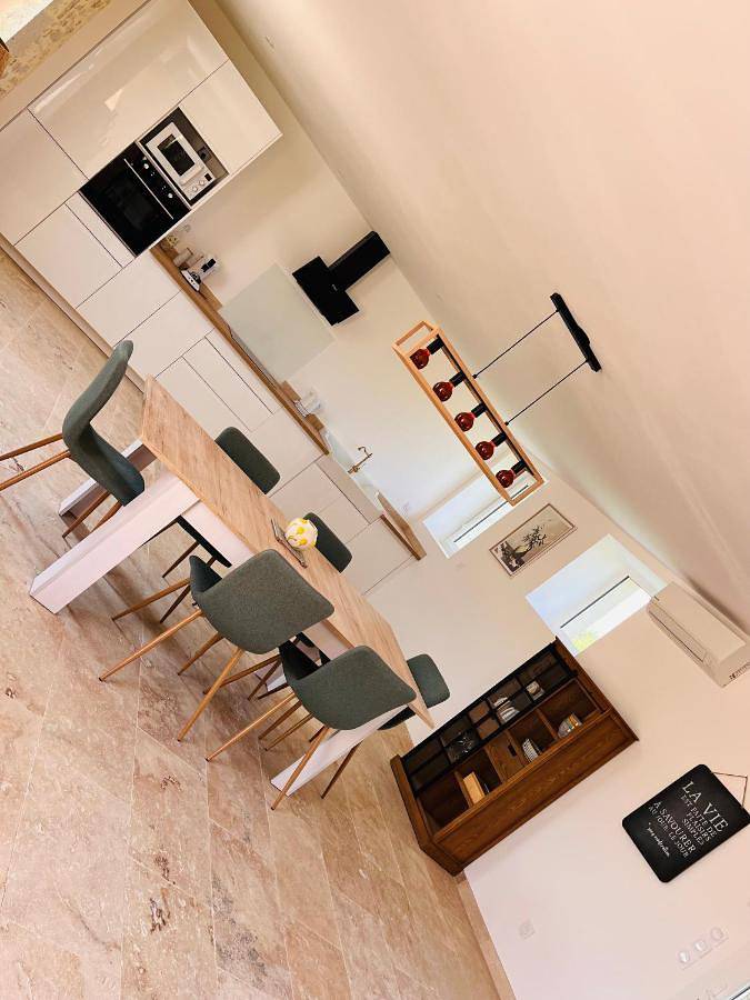 Three-Bedroom House in Esclottes, Région de Marmande