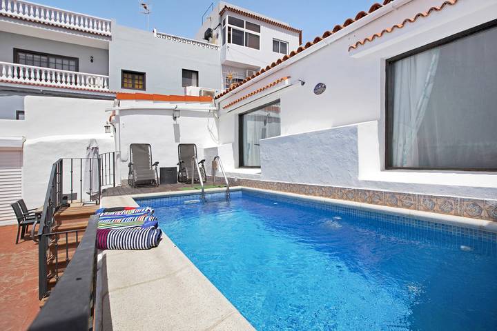 Haustierfreundliche Villa Varanski Vista mit Meer- und Bergblick, Pool, A/C, WLAN, Garten & Terrasse in San Miguel de Abona, Teneriffa Süd