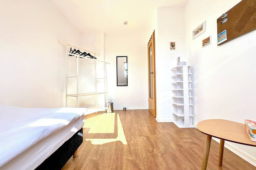 Kleines Zimmer mit geteiltem Bad in Neuss, Rhein-Kreis Neuss