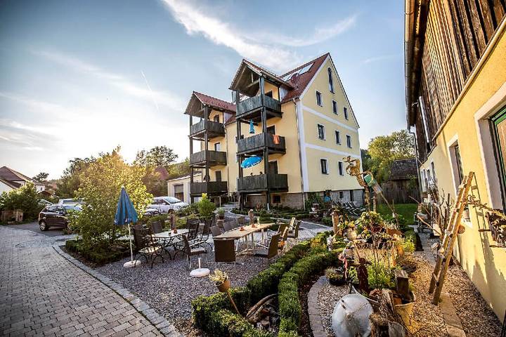 Ferienwohnung für 4 Personen, mit Balkon und Balkon/Terrasse sowie Terrasse und Garten in Schwarzach bei Nabburg