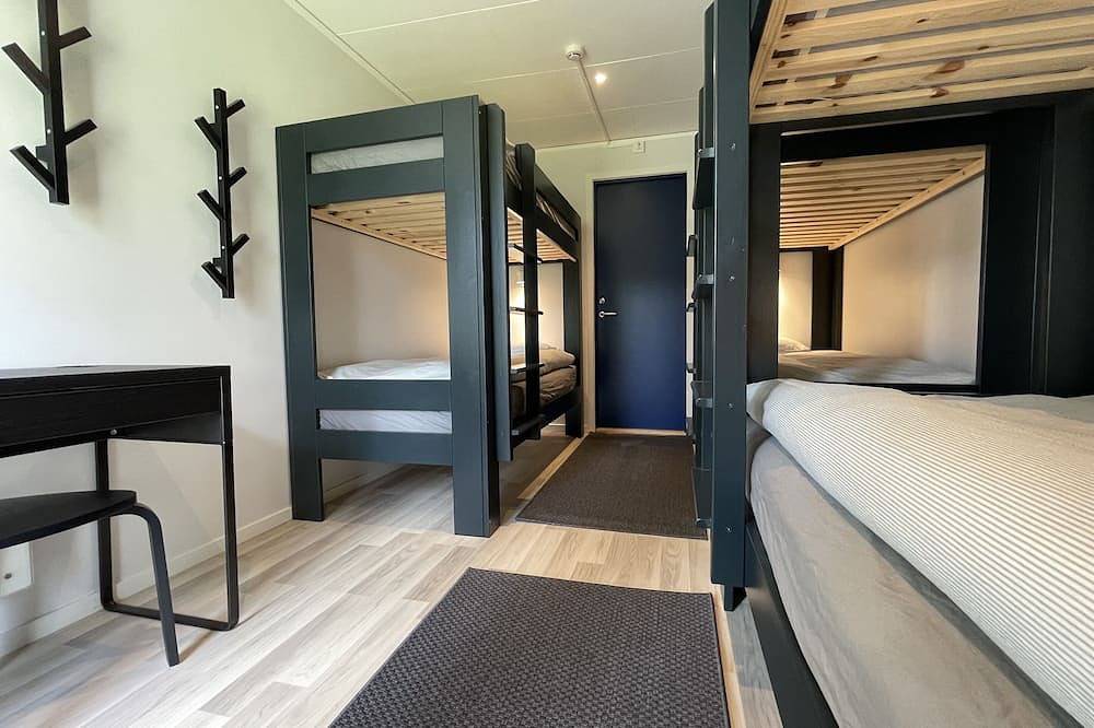 Privat gård med 42 bäddplatser vid badsjö mitt i naturen utanför Göteborg in Stora Lundby distrikt, Lerum