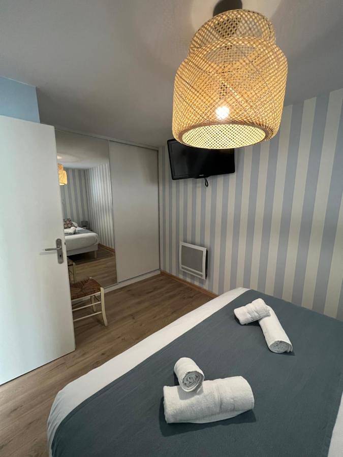 Hôtel pour 2 personnes, avec piscine ainsi que jardin et vue à Givrand - 2