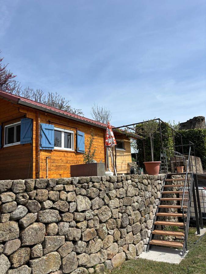 Gîte pour 2 personnes, avec vue et terrasse à Châteauneuf-de-Vernoux