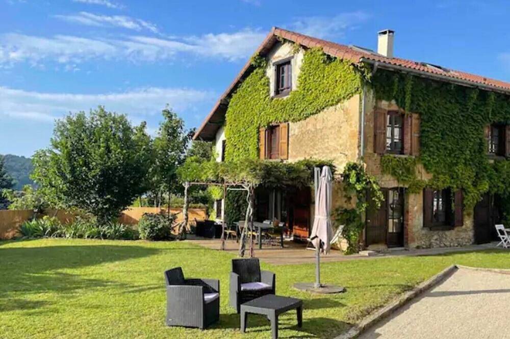 La Ferme Tchoukar, Ferme Dauphinoise à 10min du lac à Pied in Bilieu, Paladru-See