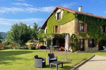 Location de vacances pour 9 personnes, avec terrasse et jardin, animaux acceptés à Bilieu