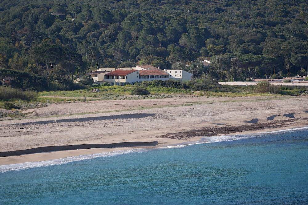 Entire apartment, Duplex en Bord de mer Dans Residence Avec Piscine in Tiuccia, Calcatoggio