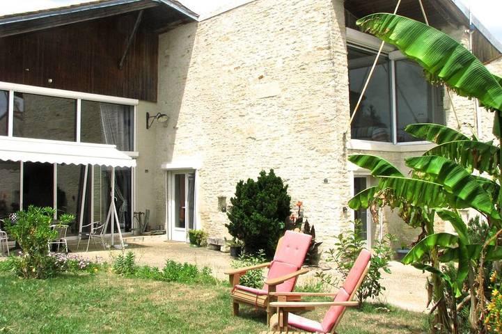 Maison de vacances pour 4 personnes, avec Terrasse ainsi que Jardin et Piscine à Saint-Hilaire-la-Palud