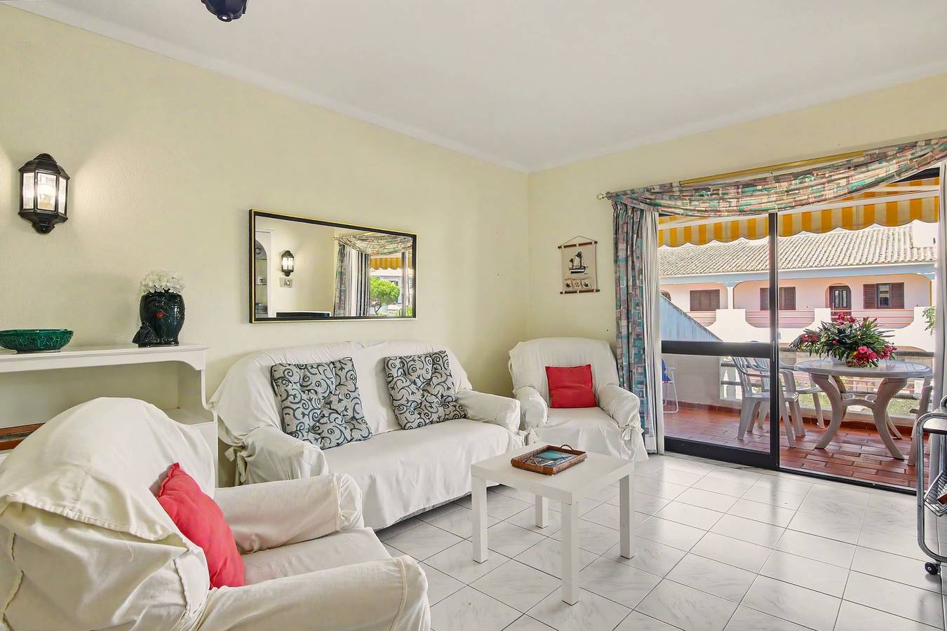 Apartamento inteiro, Apartamento 'Férias Vilamoura' com Varanda, Wi-Fi e Ar Condicionado in Quarteira, Distrito de Faro