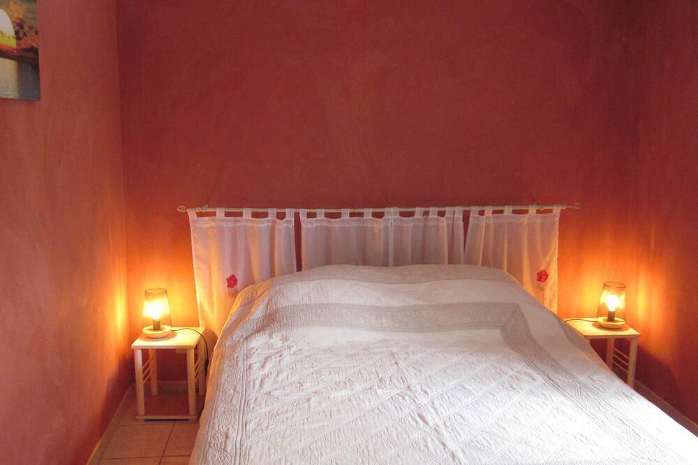 Quiet villa, sleeps 6, private pool in Viviers, Privas