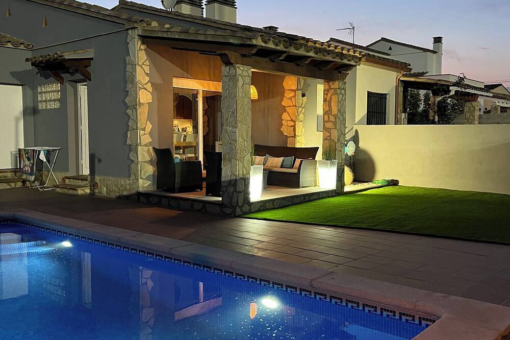 Chalet in l'Escala mit Pool in l'Escala, Oberampurien