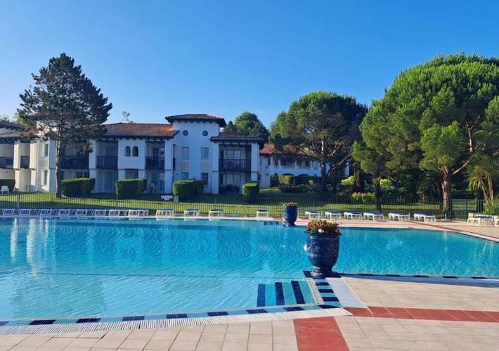 Location de vacances pour 4 personnes, avec vue ainsi que piscine et jardin à Urrugne