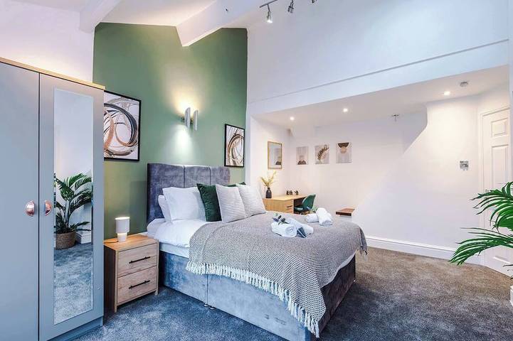 Entire apartment, Stylish Home in Bolton, Vibrant Central Location, Sleeps 6! in Bolton, Greater Manchester