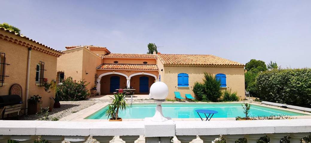 Villa pour 16 personnes, avec terrasse ainsi que piscine et jardin, animaux acceptés