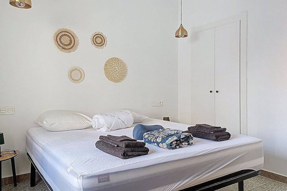 Charming family home with patio/8 beds in Moratalla, Murcia Inland