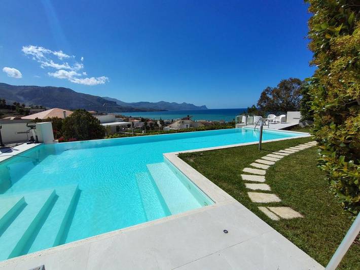 Villa per 7 persone, con Balcone e Idromassaggio nonché Terrazza e Giardino a Alcamo Marina