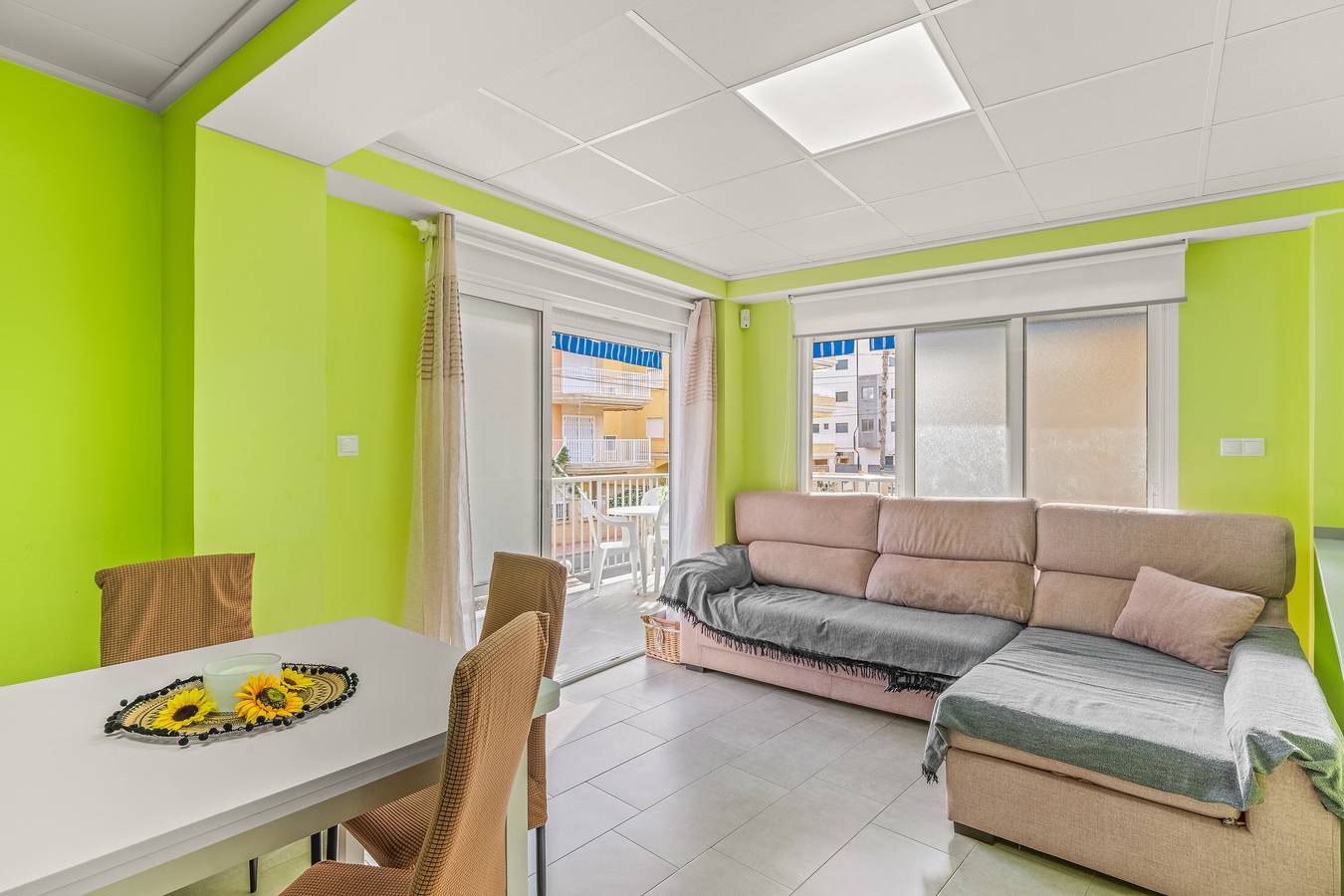 Apartamento entero, Apartamento 'Sunflower Santiago' con terraza privada, Wi-Fi y aire acondicionado in Santa Pola, Costa Blanca