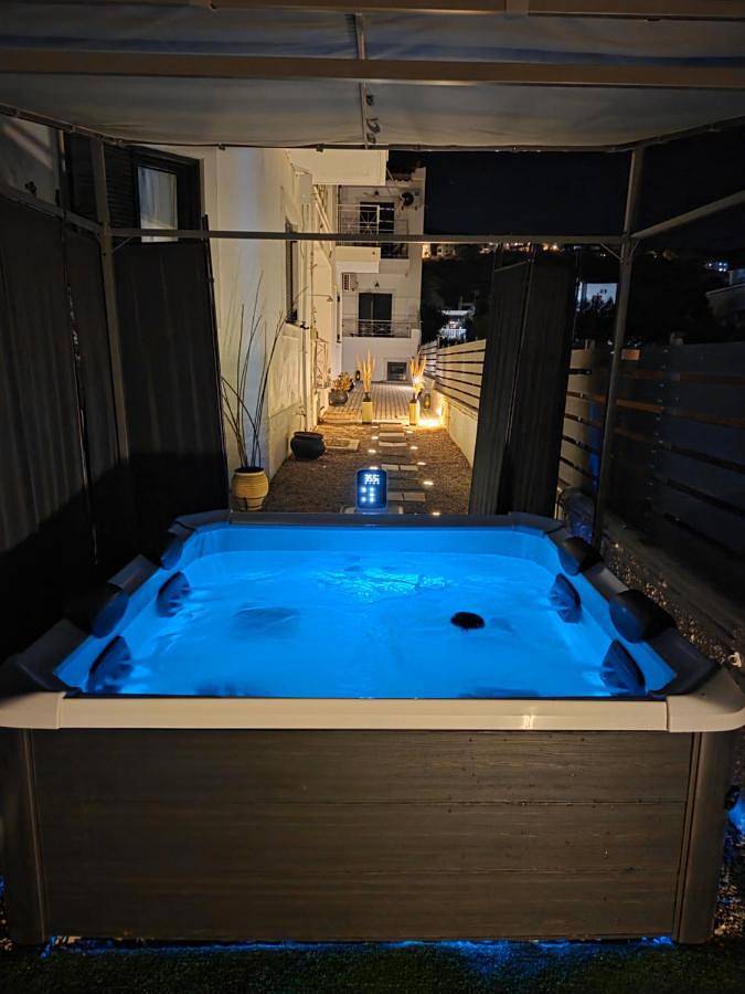 Chambre d’hôte pour 2 personnes, avec balcon ainsi que jacuzzi et piscine dans Égine - 3