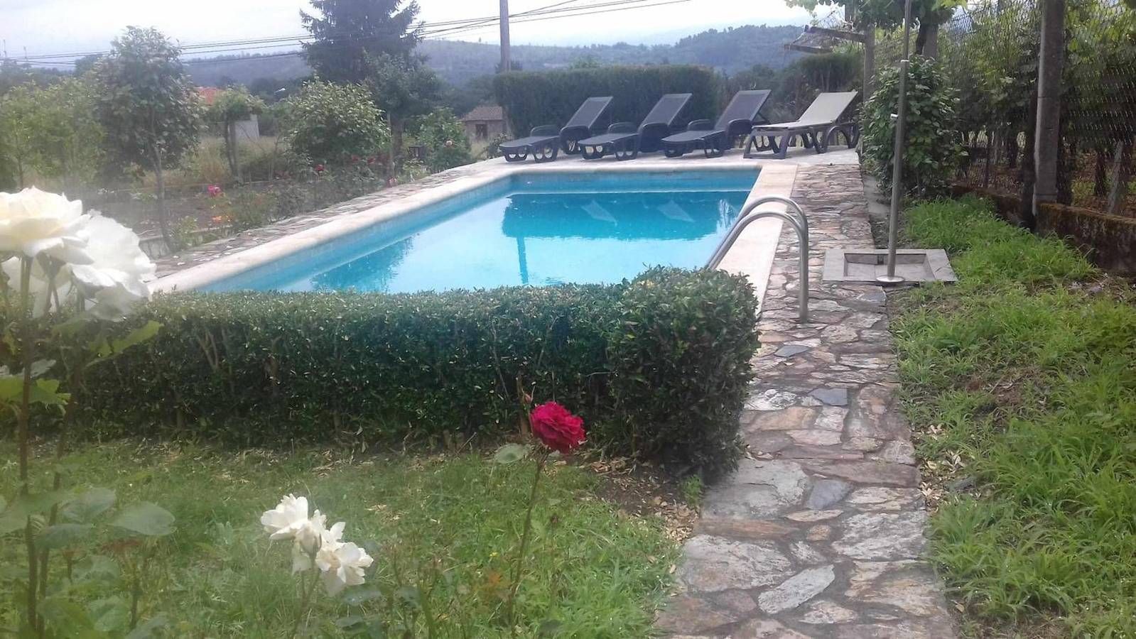 Villa 'Con Piscina En Pantòn Ribeira' com vista para a montanha, piscina privada e Wi-Fi in Pantón, Lugo (província)
