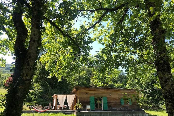 Atypical chalet, calm nature and river in Hautecourt-Romanèche, Jura Francais