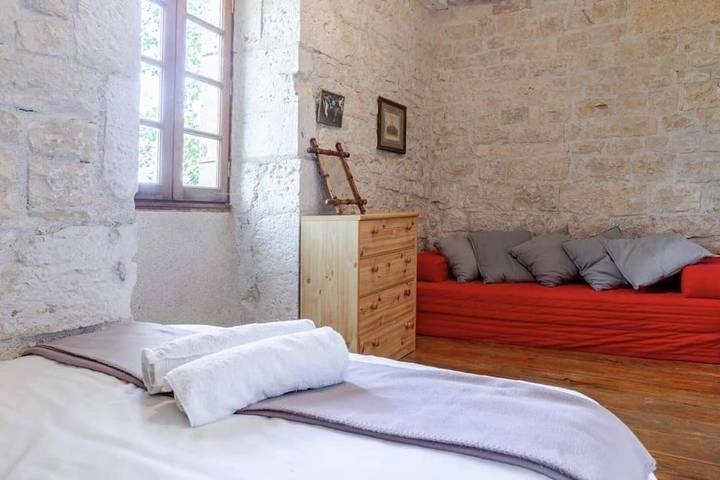 Location de vacances pour 6 personnes, avec piscine ainsi que vue et jardin à Esclauzels - 2