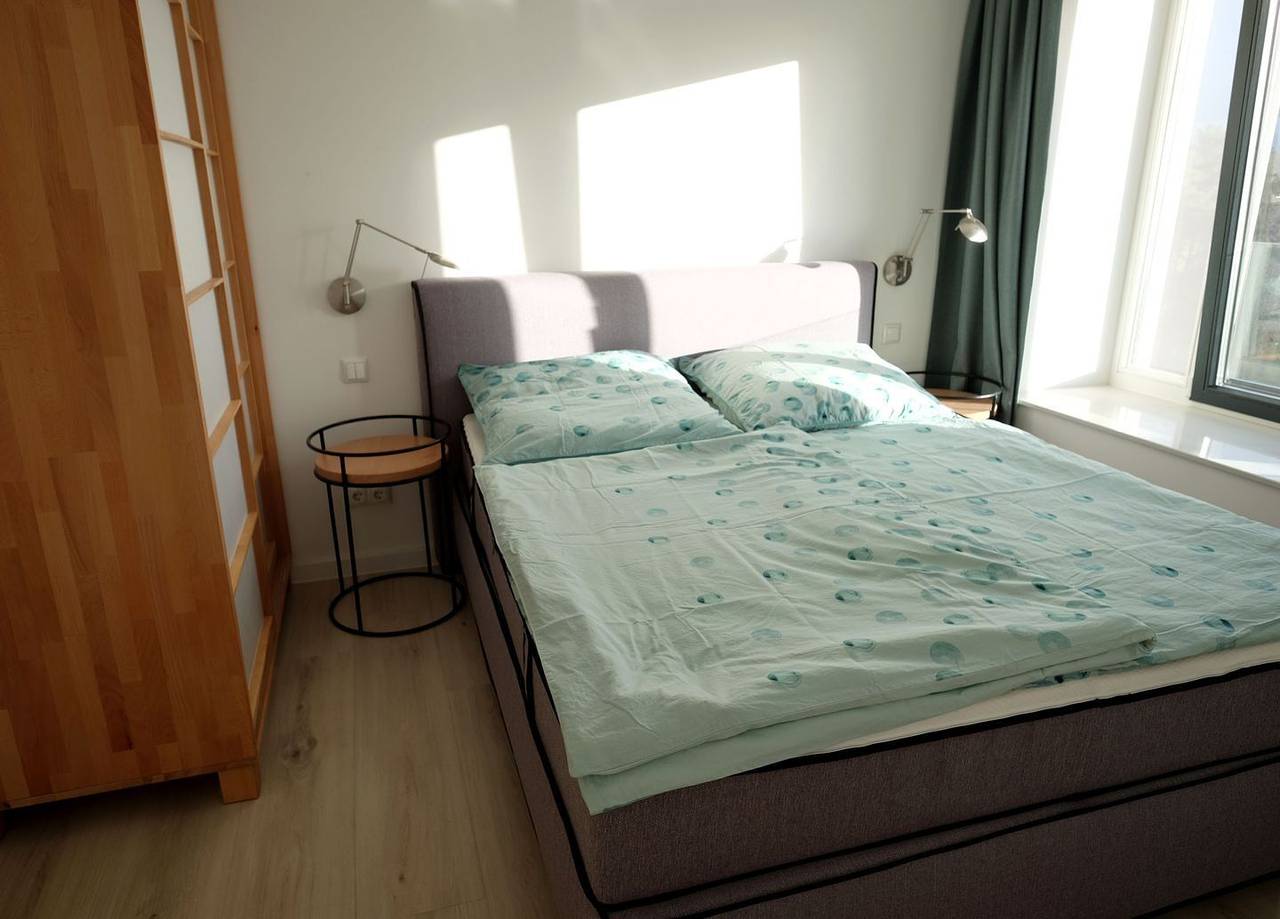 Hel lägenhet, Fewo Albatros: Komfort-Ferienwohnung 93m² mit zwei Bädern & Balkon – Prora in Strand Prora, Binz