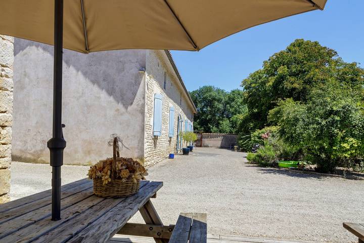 Zimmer 'Chambres Véronique - La Biargerie' mit Gemeinschaftspool, Terrasse & Wlan in Longré, Charente