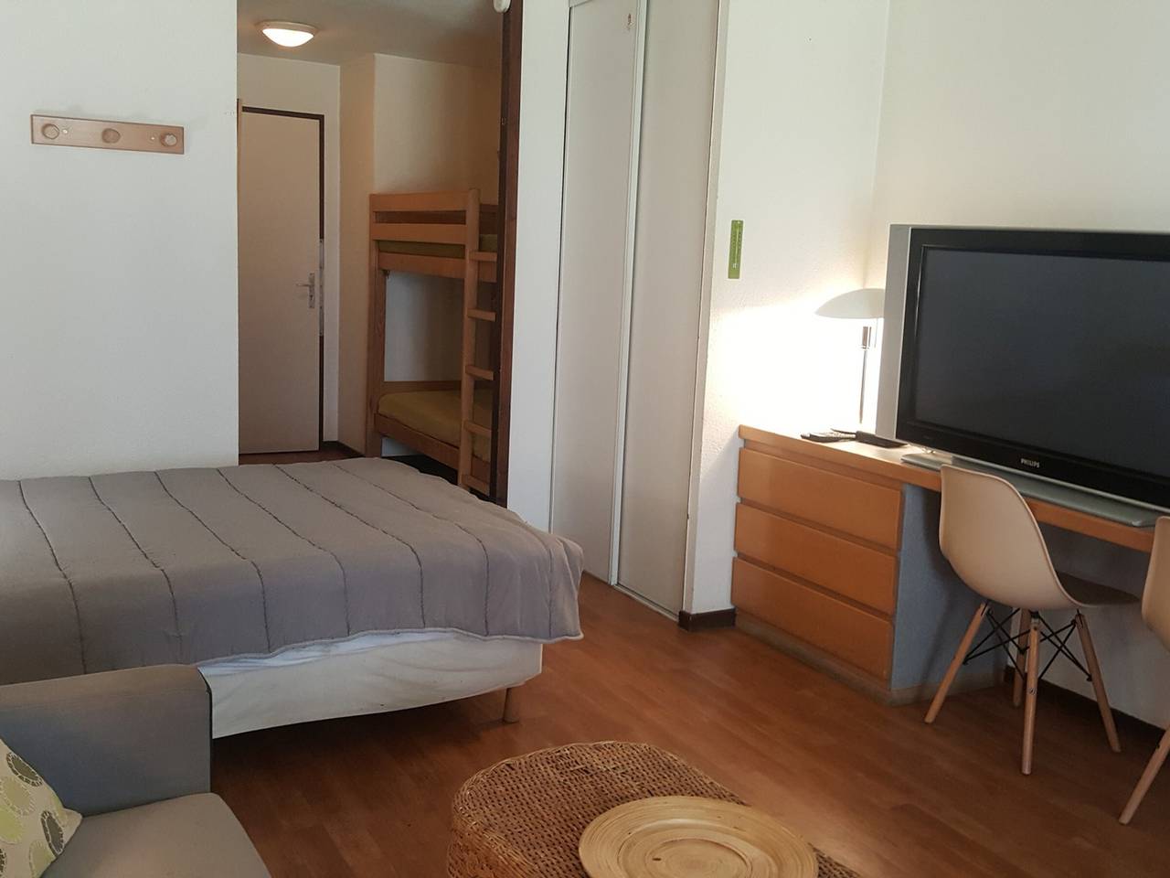 Entire studio, Charming Studio for 4 in Brides Les Bains - East Balcony, Wifi, Parking, Pet-Friendly in Brides-les-Bains, Les Trois Vallées