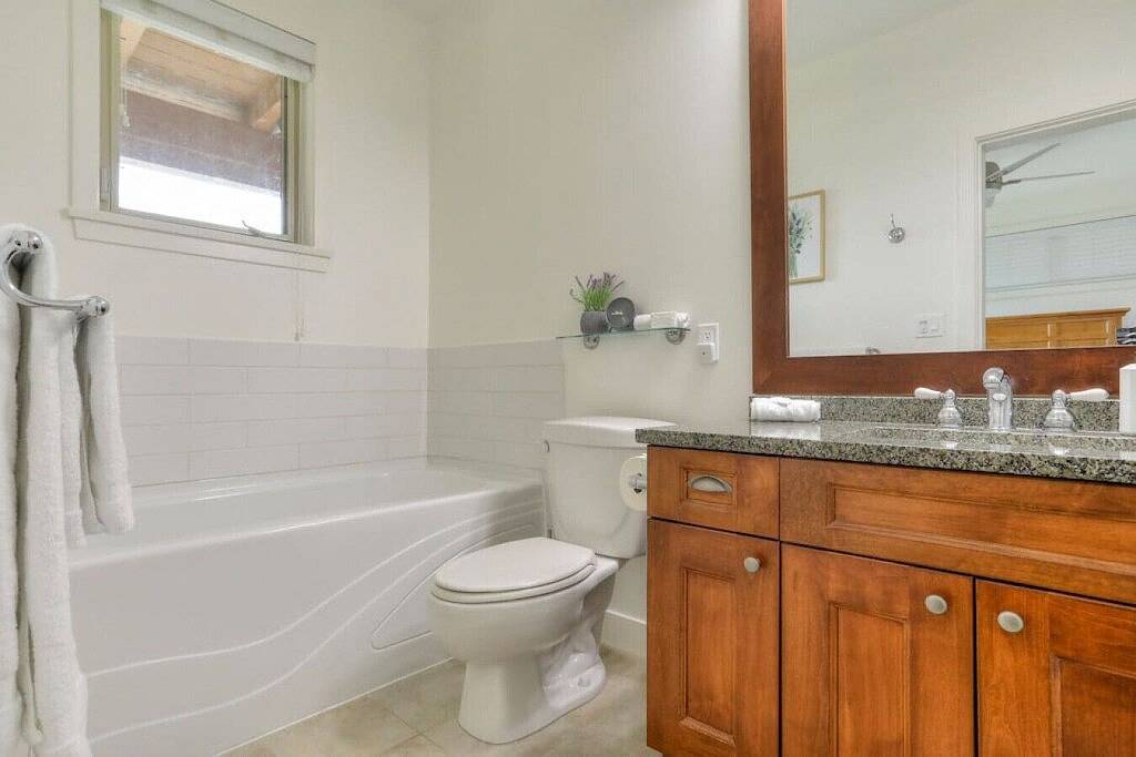 Ganze Wohnung, Casa Laguna! Lakefront Condo With Pool & Hot Tub. in West Kelowna, Crystal Mountain