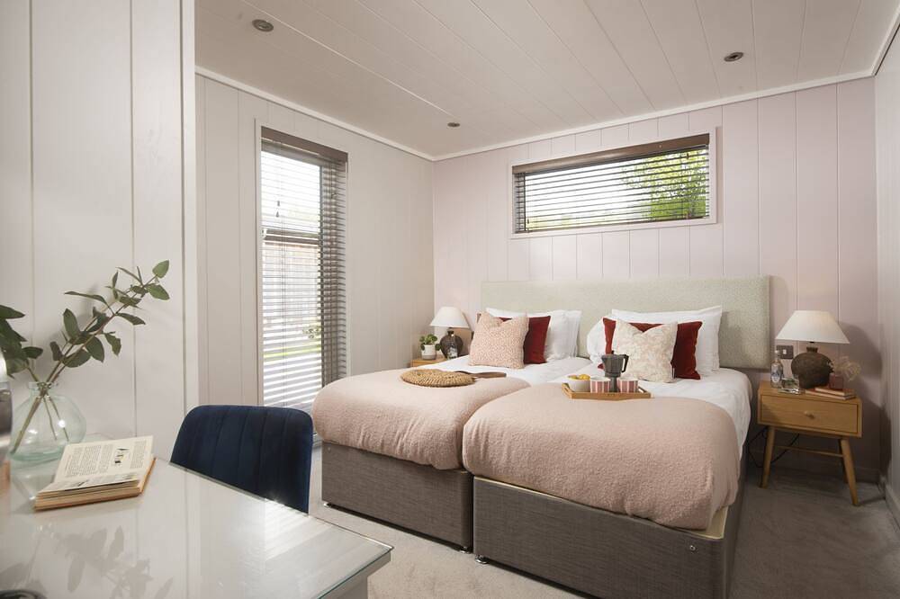 Blackbird Lodge, Strawberryfield Park - Free Parking, Hot tub, pets allowed in Cheddar, Somerset