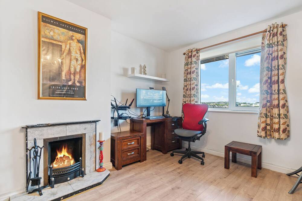 Entire apartment, Heart of Galway City Centre 4 Bedrooms Stunning View of Galway Bay in St Nicholas, Galway