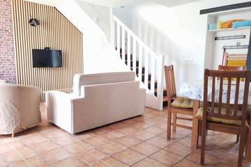 Gîte pour 4 personnes, avec terrasse ainsi que piscine et jardin à Allonnes
