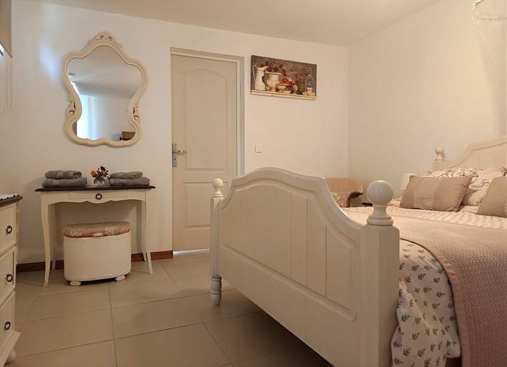 Location de vacances pour 2 personnes, avec Jacuzzi et Terrasse ainsi que Jardin et Piscine à Courgeac - 4