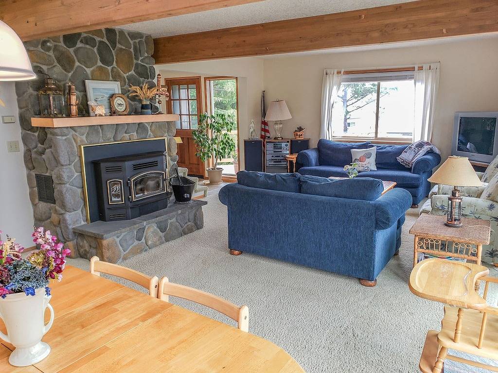 Affordable home with gorgeous bay and ocean views! in Netarts, Tillamook County