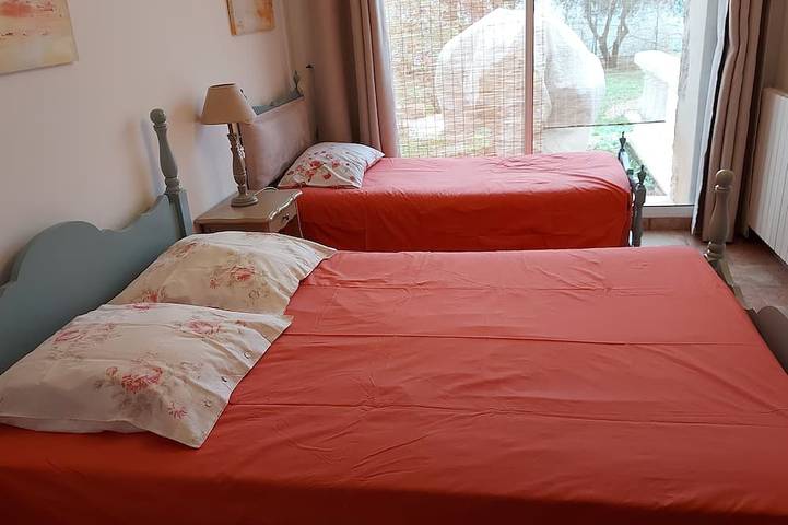 Location de vacances pour 6 personnes, avec piscine ainsi que jardin et terrasse, animaux acceptés à Cabris - 2