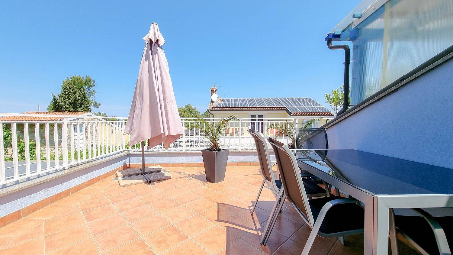 Ganze Wohnung, Helles Apartment nur 50 Meter zum Strand mit herrlichem Meerblick, Waschmaschine, Grill in Crveni Vrh, Umag und Umgebung