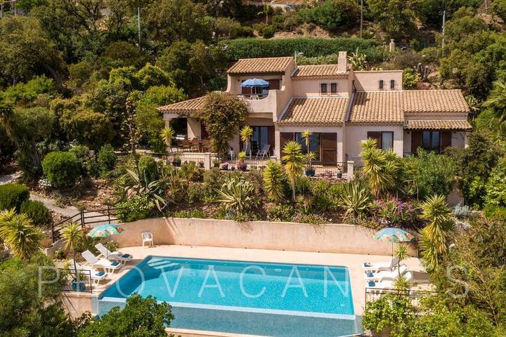 Location de vacances pour 8 personnes, avec jardin et piscine à Rayol-Canadel-sur-Mer - 2
