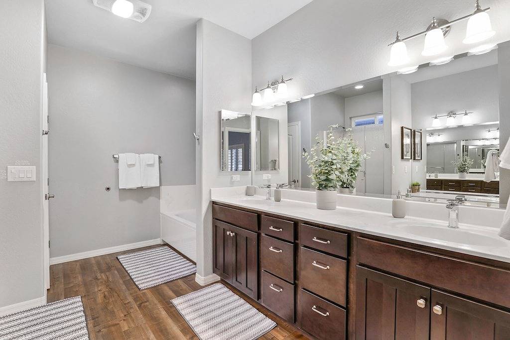 Mid Century Cabin in the pines with 8 person hot tub, 2 hours from grand canyon in Flagstaff, Coconino Nationalwald