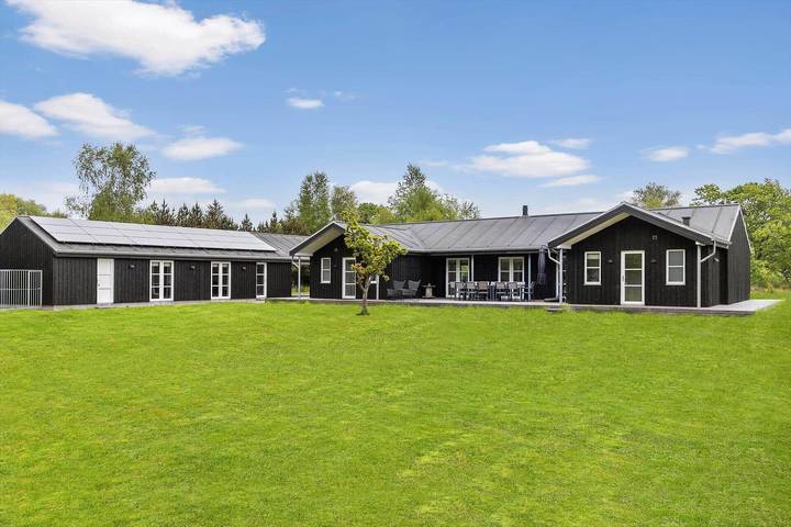 Ferieudlejning for 10 personer, med have og terrasse såvel som jacuzzi og sauna, husdyr tilladt i Lyngså