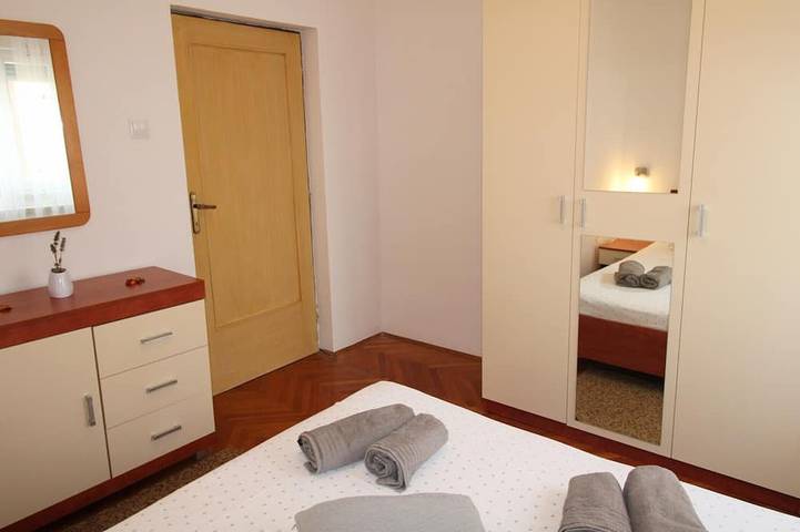 Appartamento intero, Spaziosa oasi con 4 camere da letto per 8 persone, animali non ammessi, 3 posti auto in Medulin (città), Medolino
