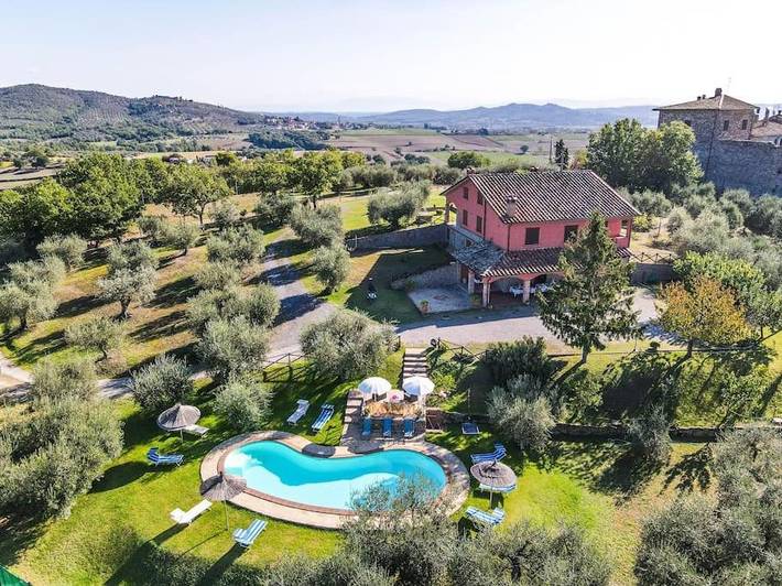 Villa für 23 Personen, mit Balkon und Whirlpool sowie Terrasse und Garten in Panicale