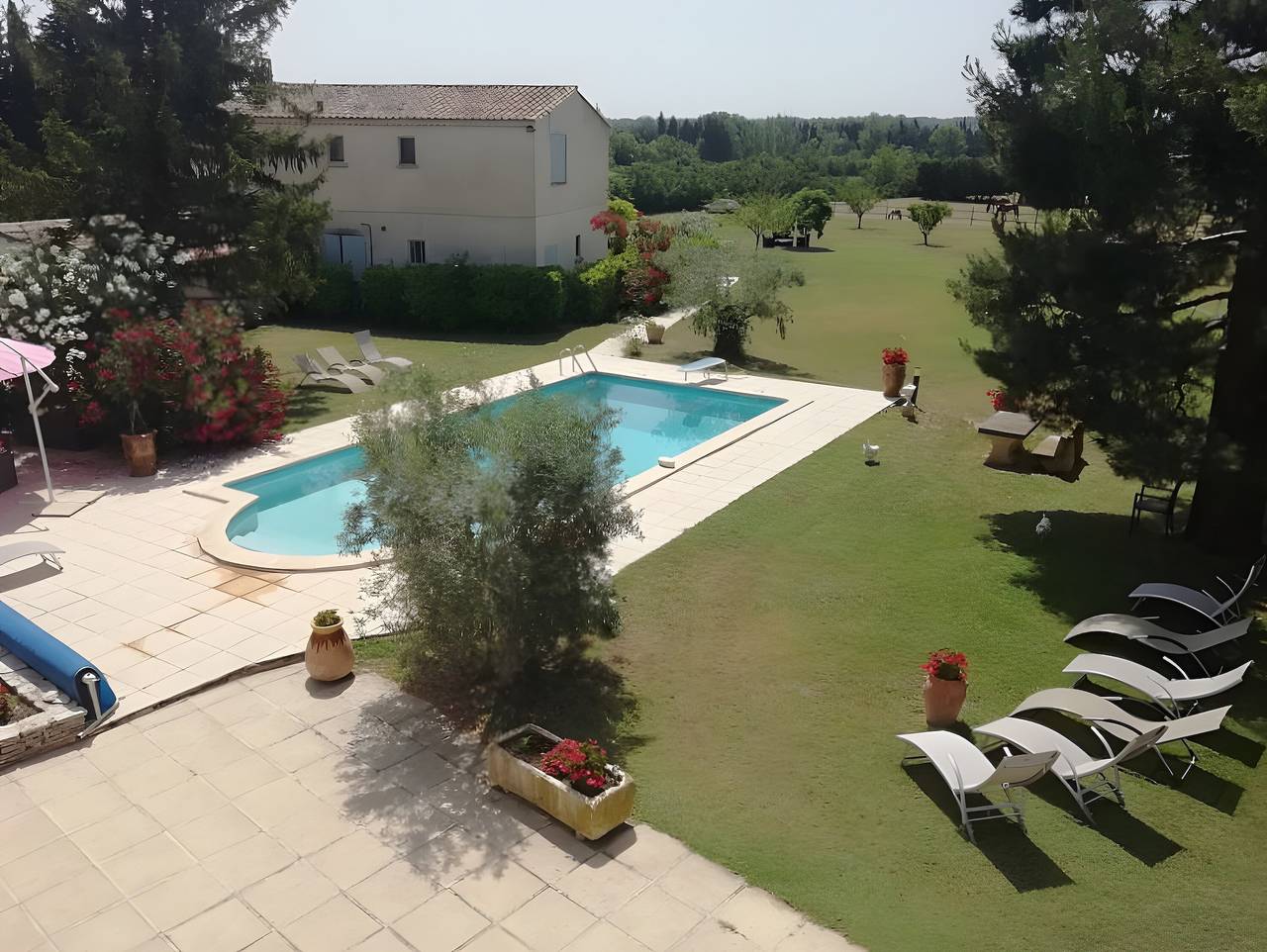 Holiday Home 'Gîte Giulia' with Shared Pool, Wi-Fi and Air Conditioning in Mouriès, Arles region