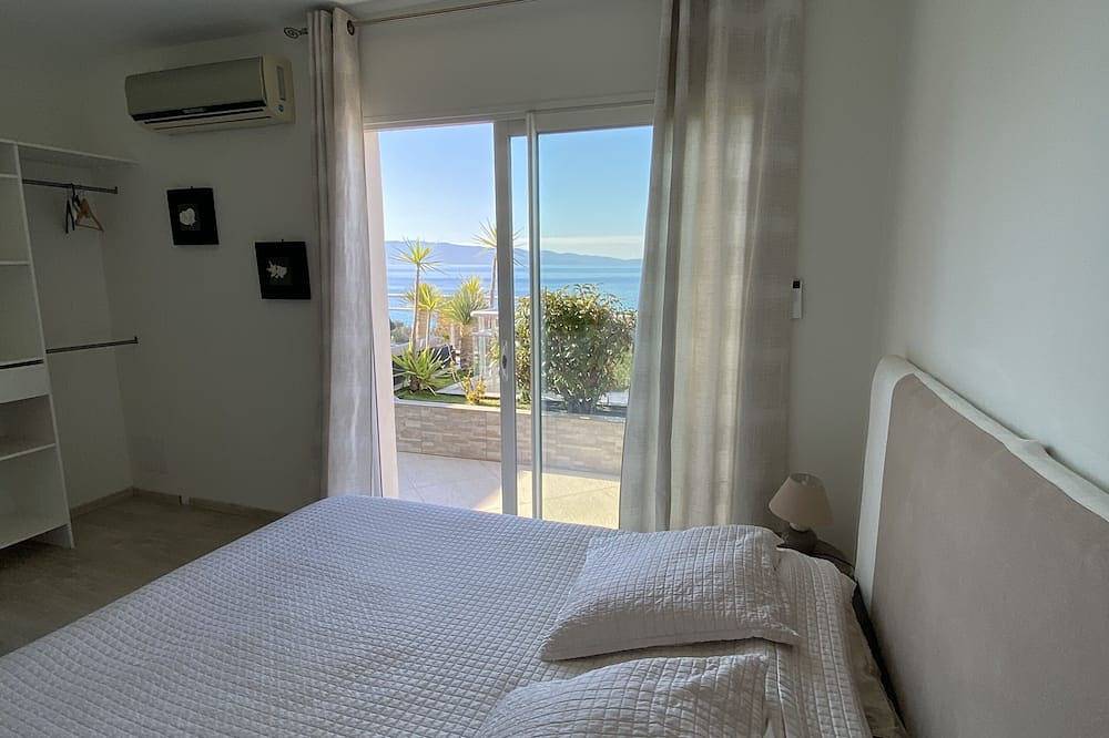 Magnifique villa neuve sur le toit Piscine et Jacuzzi avec sa pleine vue mer. in Ajaccio, Région d'Ajaccio