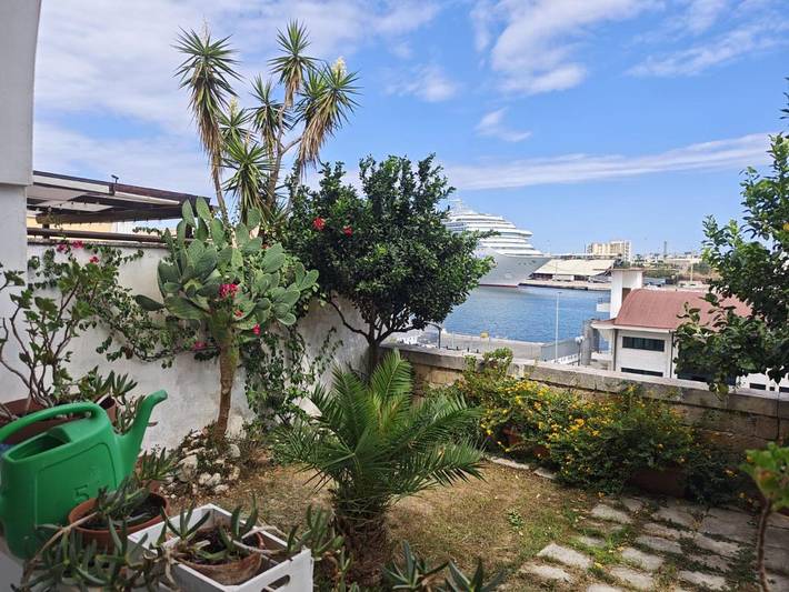 Location de vacances pour 3 personnes, avec Balcon et Terrasse ainsi que Jardin et Vue à Brindisi