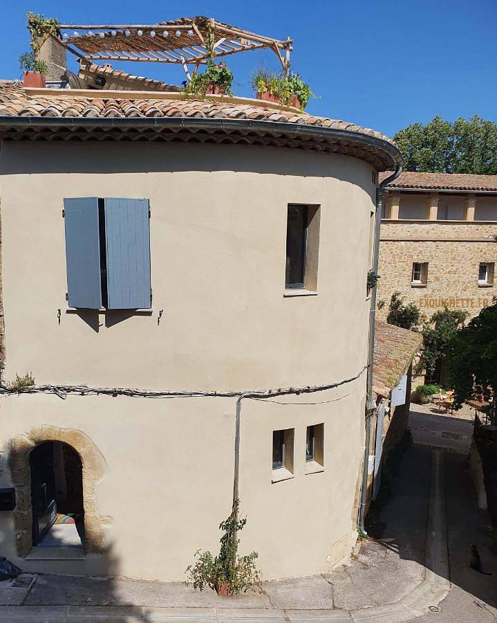 L'Exquishette de Lourmarin, un nid sur les toits. in Lourmarin, Regionaler Naturpark Luberon