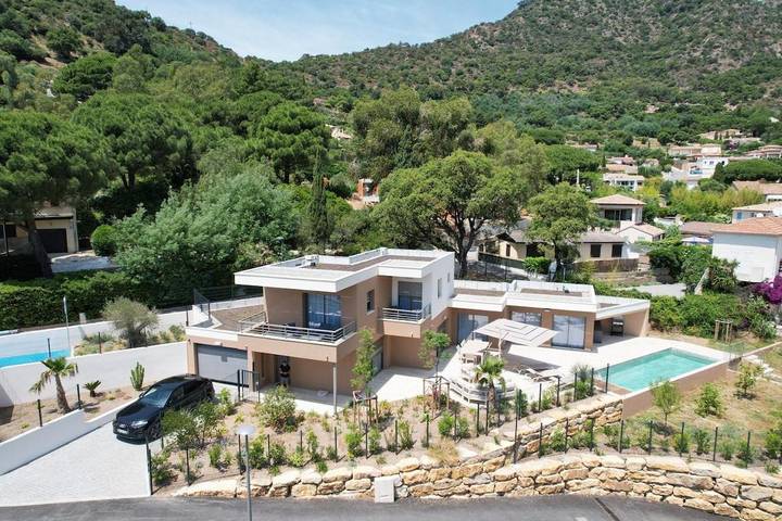 Villa pour 6 personnes, avec Balcon et Terrasse ainsi que Jardin et Piscine
