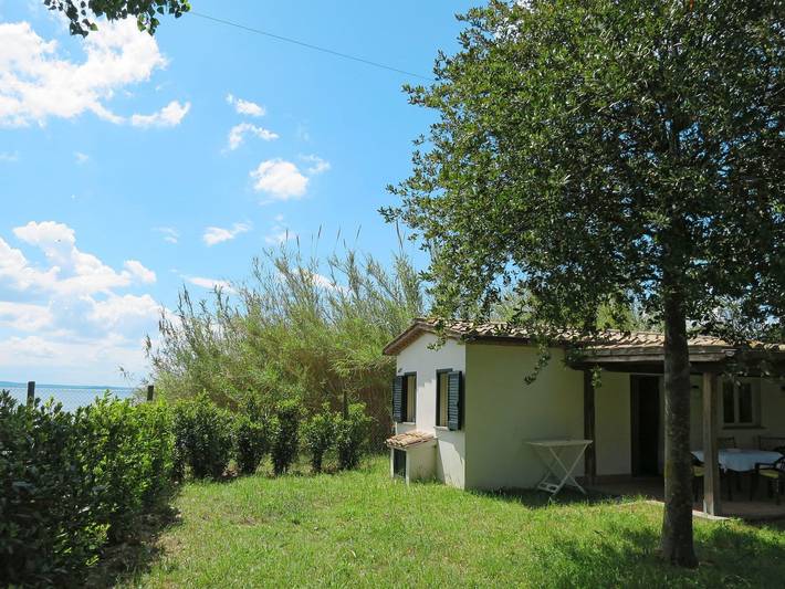Vakantiehuis voor 2 personen, with tuin and zwembad as well as uitzicht op het meer in Bolsena